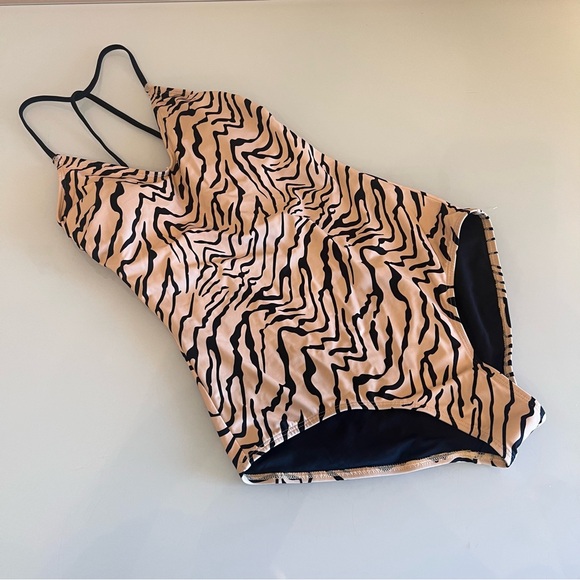 VENUS One-Piece Swimsuit Tiger Print Strappy Back High-Cut Size 8 - Picture 5 of 12